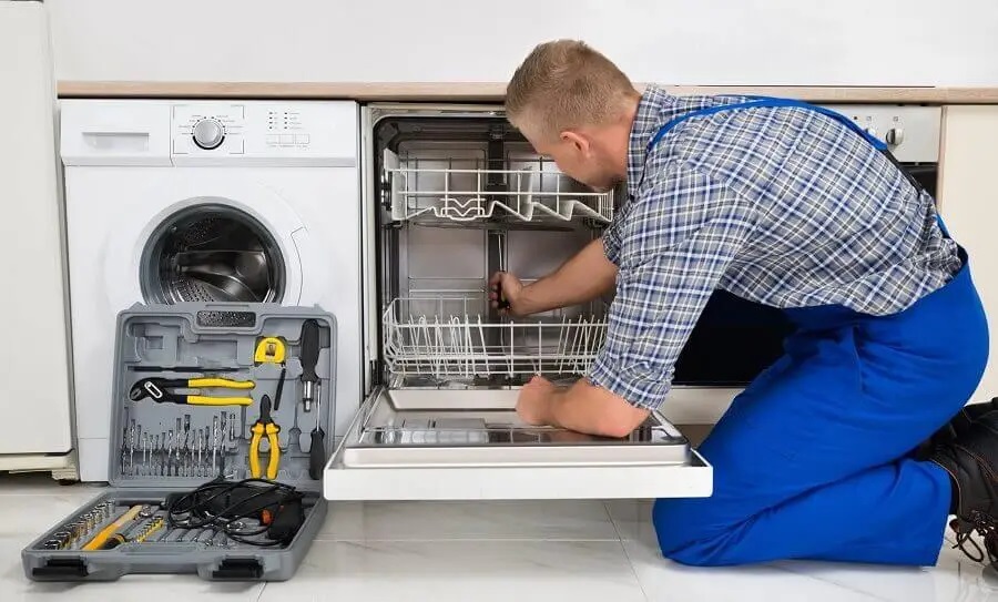 Kaynaşlı Liebherr servisi teknisyen ekibi beyaz eşya tamiri yaparken